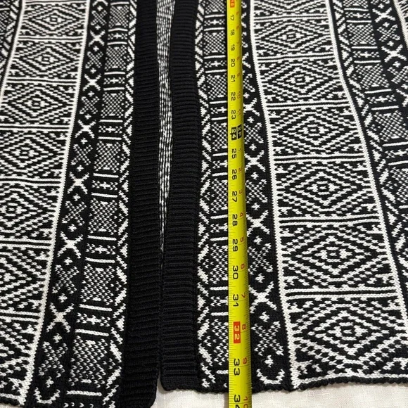 (H1)Old Navy, black and white,Aztec style
Cardigan sweater,LG
Heavyweight cotton - Picture 9 of 11
